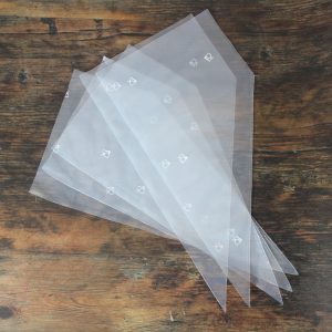 A set of five disposable piping bags for piping buttercream onto cakes and cupcakes.