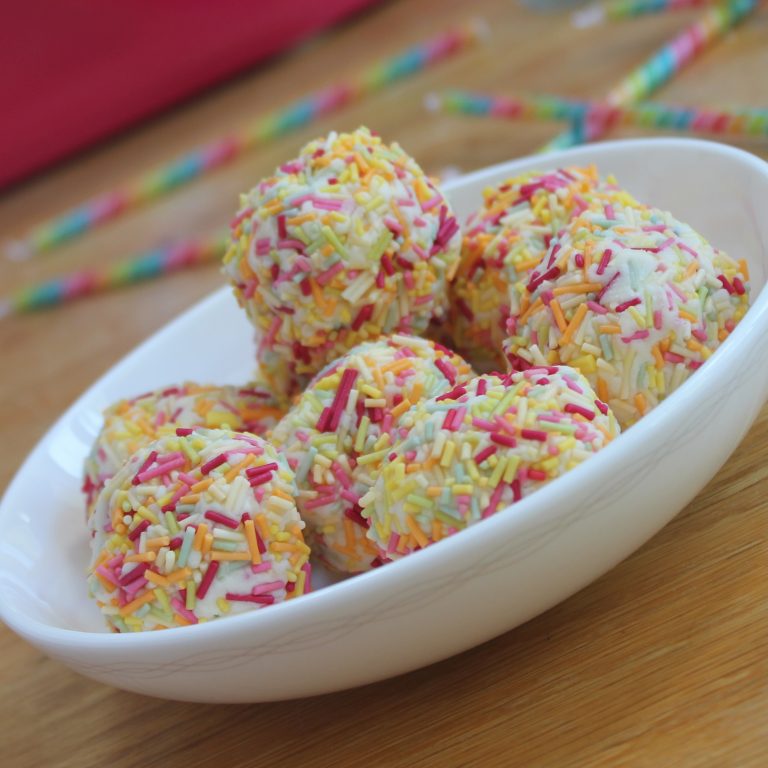 Read more about the article RECIPE: GLUTEN-FREE COOKIE DOUGH SPRINKLES BALLS