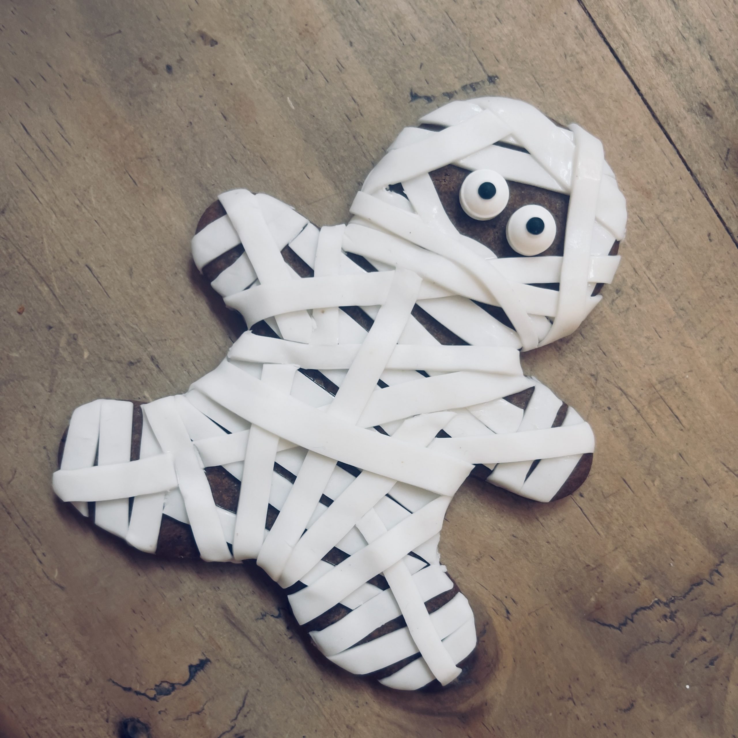 Halloween baking: mummified gingerbread man decorated using the cutting wheels modelling tool.