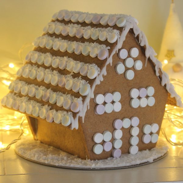 GLUTEN-FREE GINGERBREAD HOUSE KIT (SNOWY SCENE)