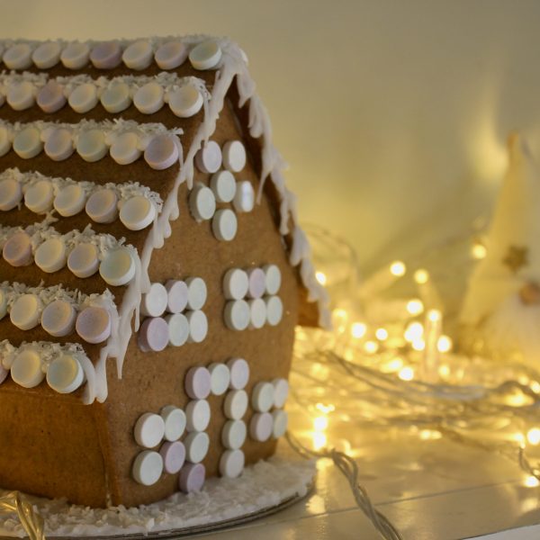 GLUTEN-FREE GINGERBREAD HOUSE KIT (SNOWY SCENE)